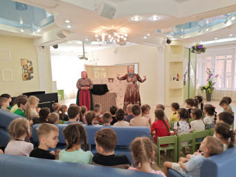 Спектакль фольклорного театра «Ситцевая деревенька» — «Пасхальный день» Спектакль фольклорного театра «Ситцевая деревенька» — «Пасхальный день»