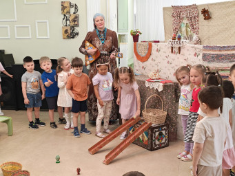 Спектакль фольклорного театра «Ситцевая деревенька» — «Пасхальный день» 3 Спектакль фольклорного театра «Ситцевая деревенька» — «Пасхальный день» 3