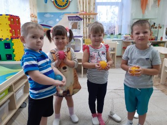 Самомассаж мячами-"ёжиками"